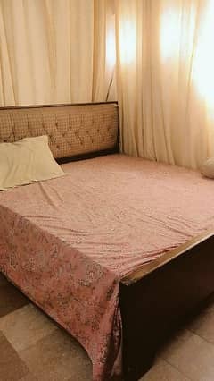 "king bed" with 3 "door almari"