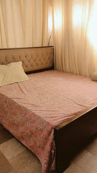 "king bed" with 3 "door almari" 0