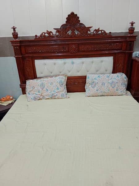 chinoti wooden bed set in very good condition 3