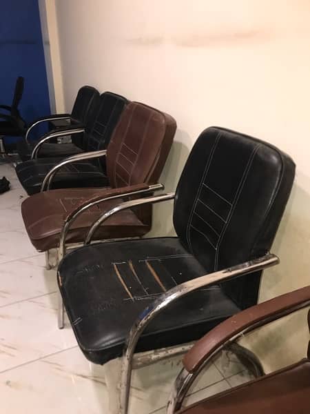 Selling Office Used Chairs In 2200 Each. 4