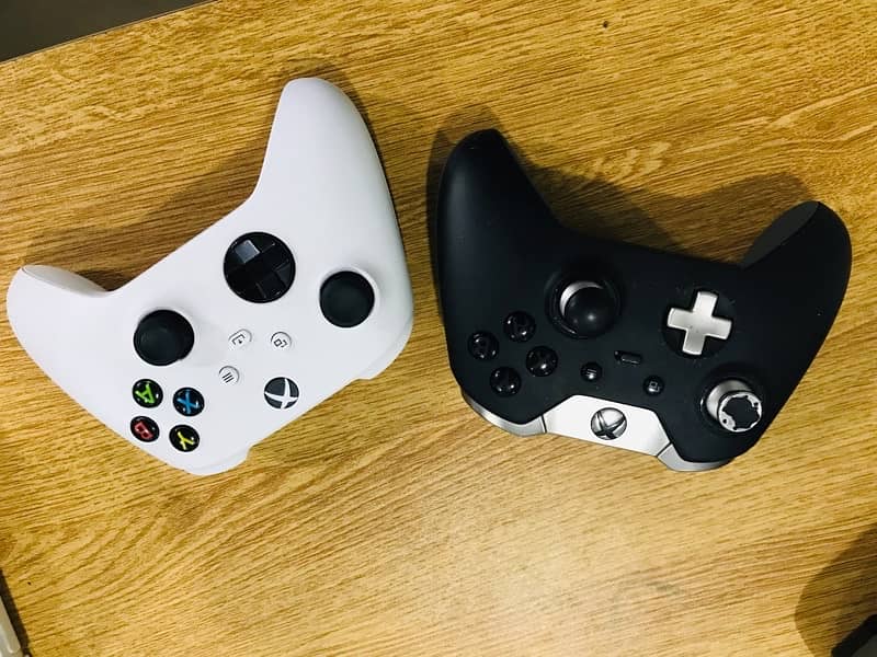 Xbox series s with 2 controller 2