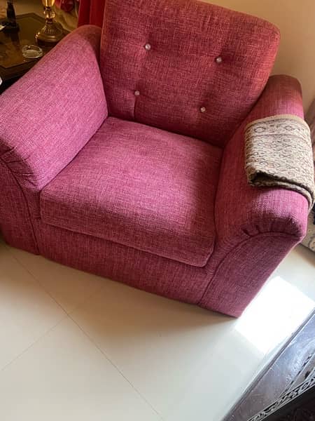 4 seater sofa in very good condition 2