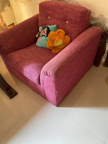 4 seater sofa in very good condition 3