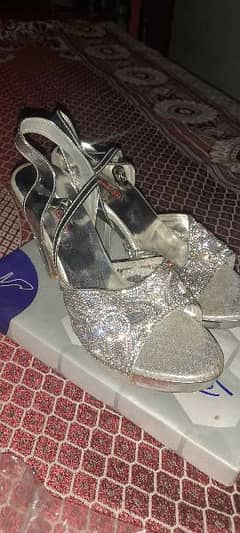 women heels urgent sale need mony