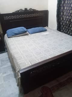 selling wooden bed in good condition without mattess