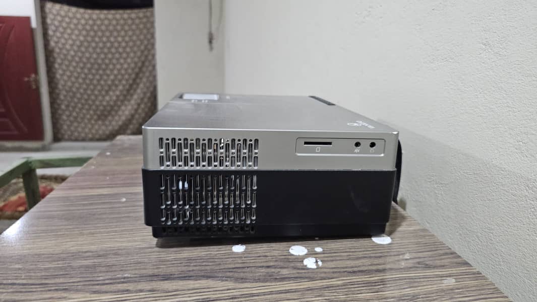 Vankyo V600 1080p projector in good condition 1