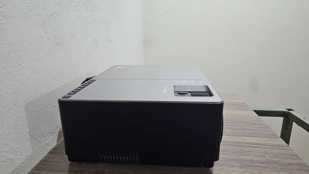 Vankyo V600 1080p projector in good condition 2