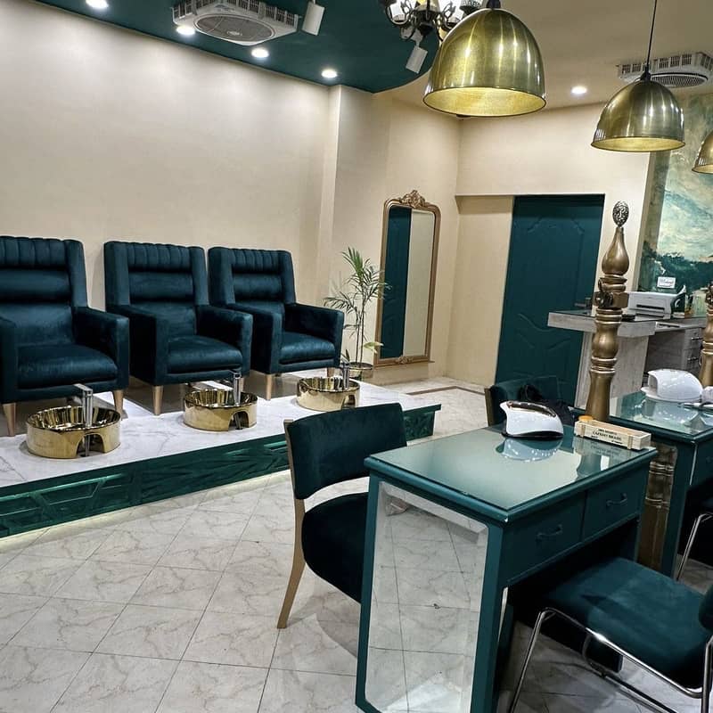 Running Ladies Saloon setup For Rent In Gulberg Prime Location 3