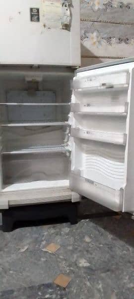 fridge bilkul perfect hai urgent sale plz serious buyer call for us 0