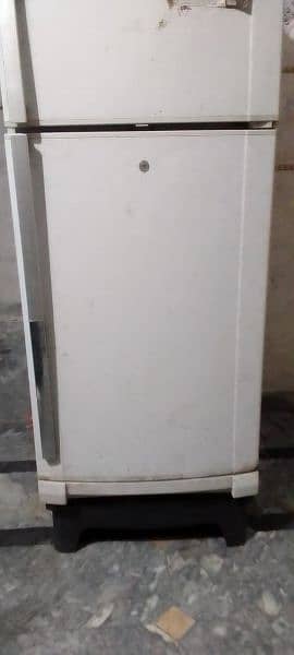 fridge bilkul perfect hai urgent sale plz serious buyer call for us 4