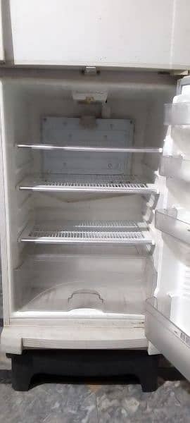 fridge bilkul perfect hai urgent sale plz serious buyer call for us 7