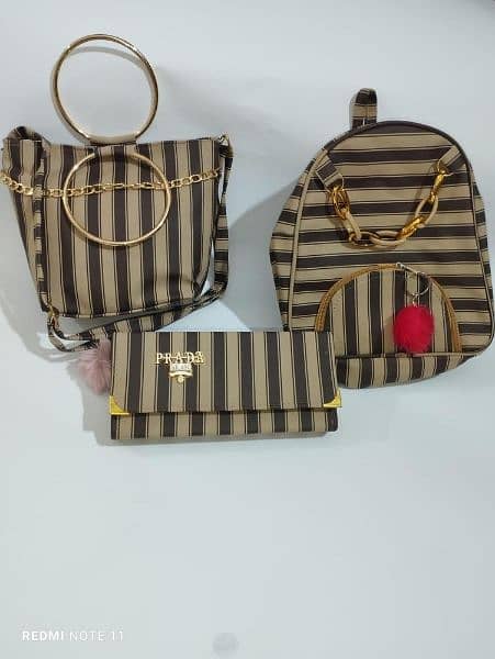 Leather. . . Handbag, Crossbodybeg
 Plain
• 2