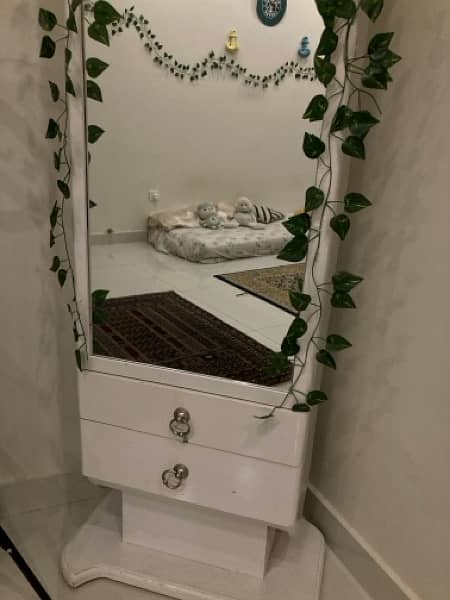 LONG LENGTH MIRROR WITH 2 storage drawers 2