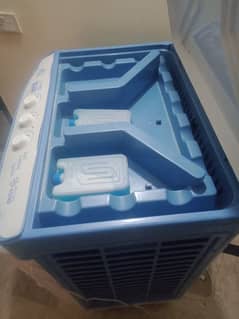 cooler is very good condition and box 0