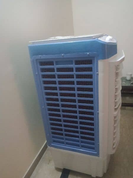 cooler is very good condition and box 1