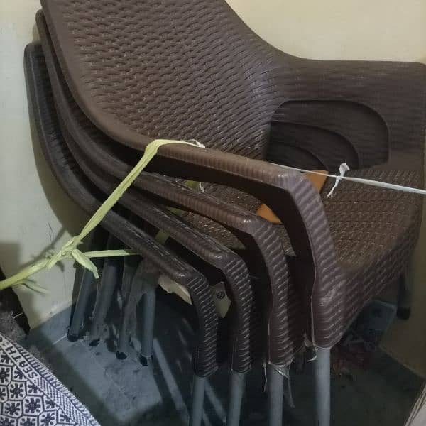 plastic chairs 0