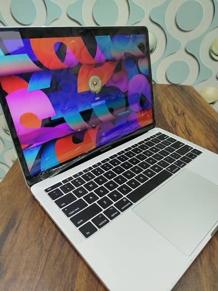 Apple MacBook Pro 2017 (13.3-inch Retina) – Like New! 1