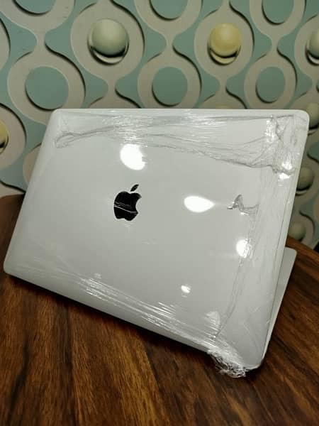 Apple MacBook Pro 2017 (13.3-inch Retina) – Like New! 2