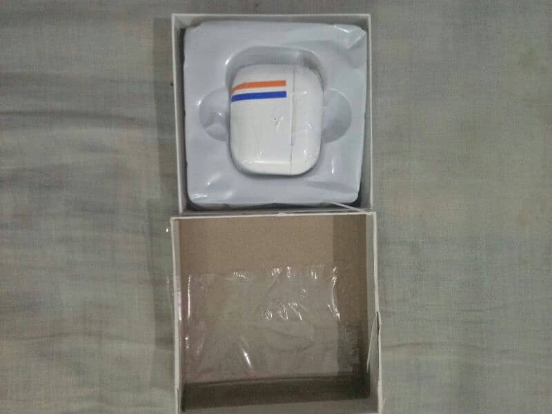 Earphone 2nd Generation with magnetic White Case 1