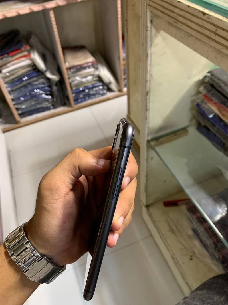 iphone 11 ( 2 months apple warranty ) 2