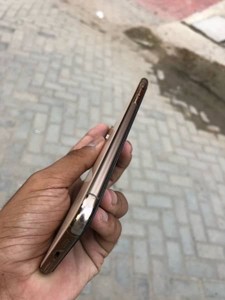 I phone Xs Max Gold Pta approved dul sim physical . 1