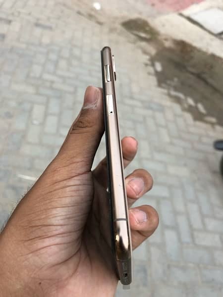 I phone Xs Max Gold Pta approved dul sim physical . 3