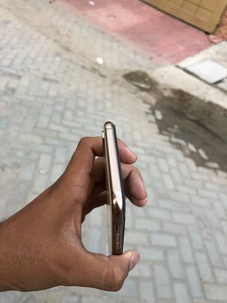 I phone Xs Max Gold Pta approved dul sim physical . 5