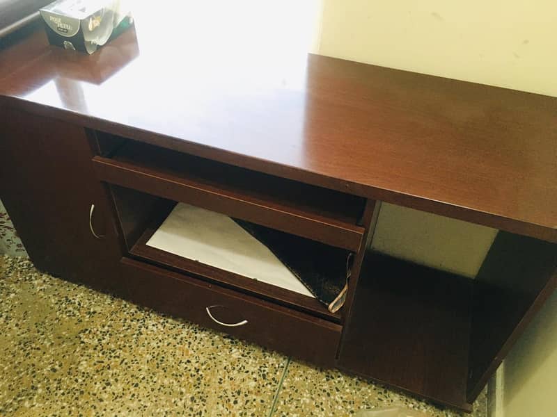 Office Table and Drawers cabinet available in good Condition 3