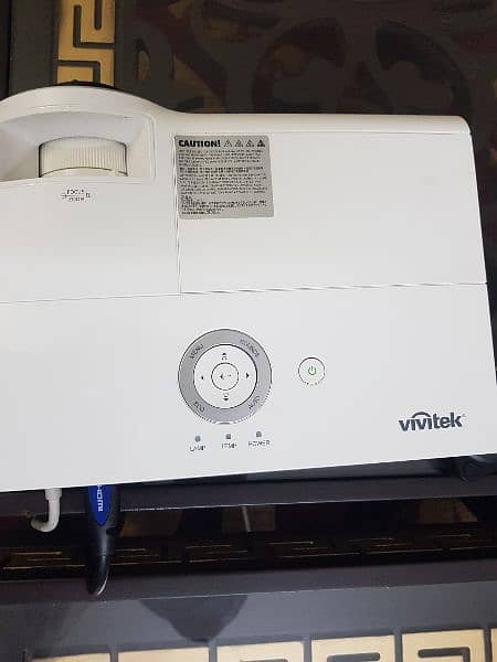 vivitek  japni  5000 Lumenes mint Condition 03325542625 9