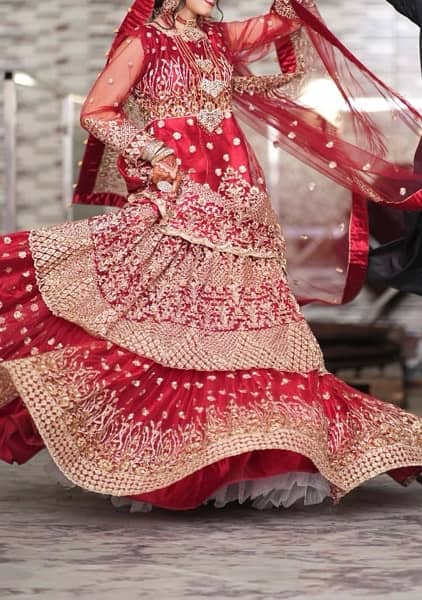 Bridal lehnga with jewellery and clutch look like new 1