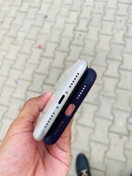 urgent sale iphone 11 nonpta jv contact on whatsaap only 03155658961 4