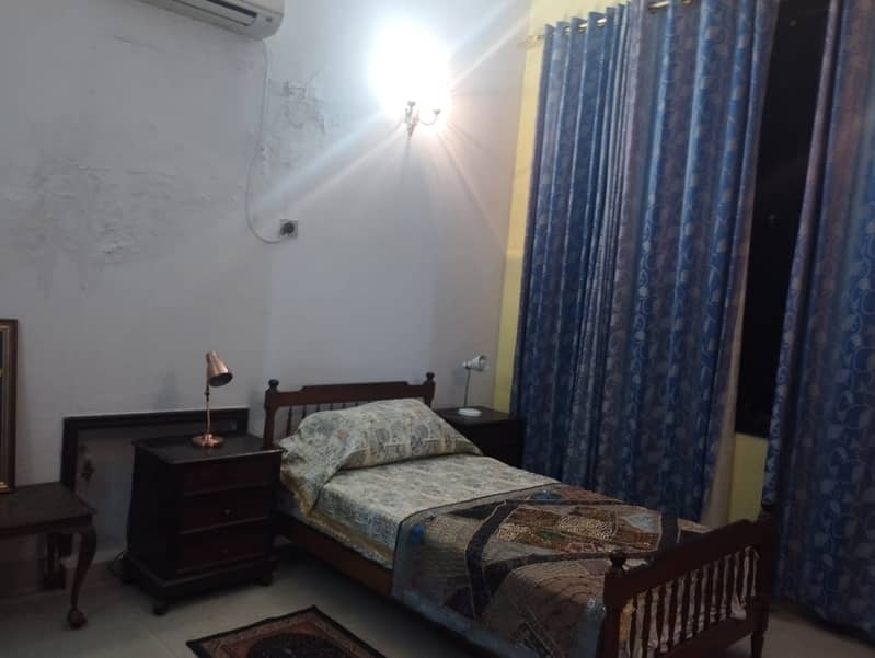 Room for rent in G-block Model Town Lahore - Ladies only 1