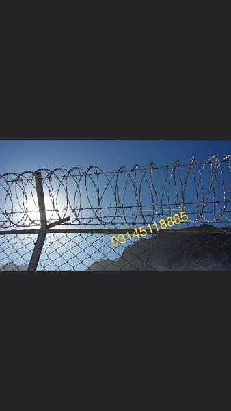 installer: Security Razor Wire Concertina Barbed Wire Chainlink Fence 0