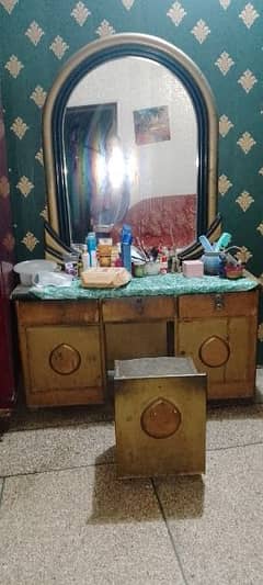 round shaped mirror dressing table