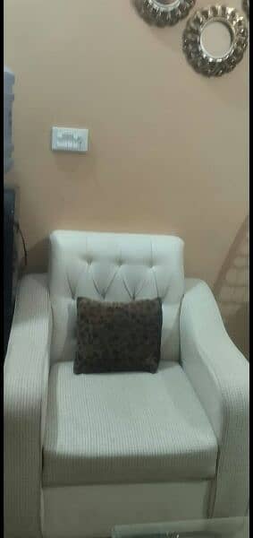 white 4 seater sofa set urgent sale Karna h 1