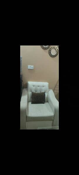 white 4 seater sofa set urgent sale Karna h 2