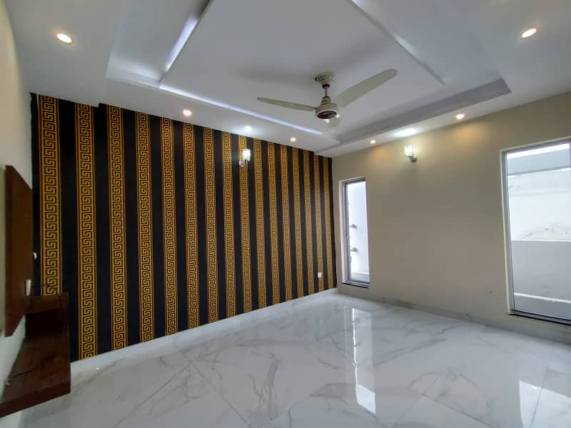 10 Marla Luxury Full House Available For Rent in State Life Housing Scheme Lahore 4