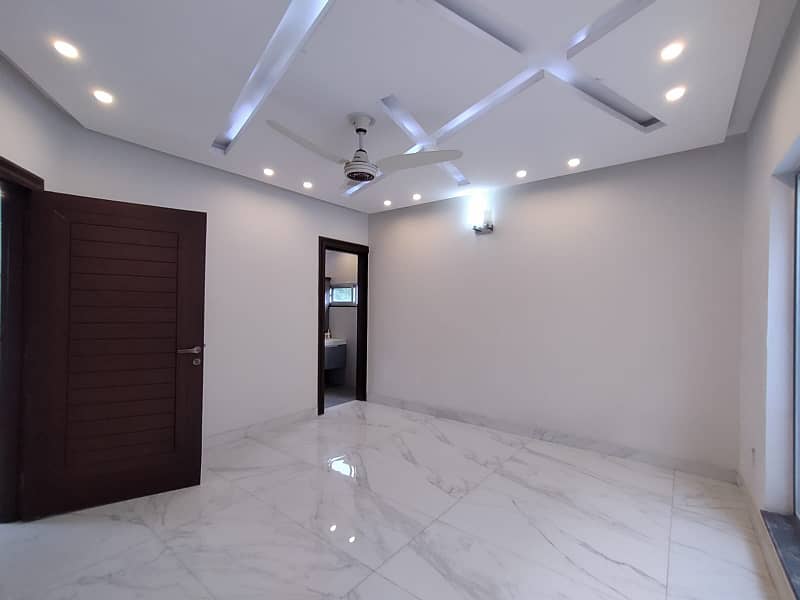 10 Marla Luxury Full House Available For Rent in State Life Housing Scheme Lahore 6