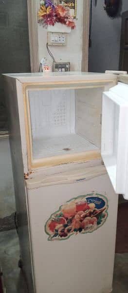 Dawlance medium size fridge 4