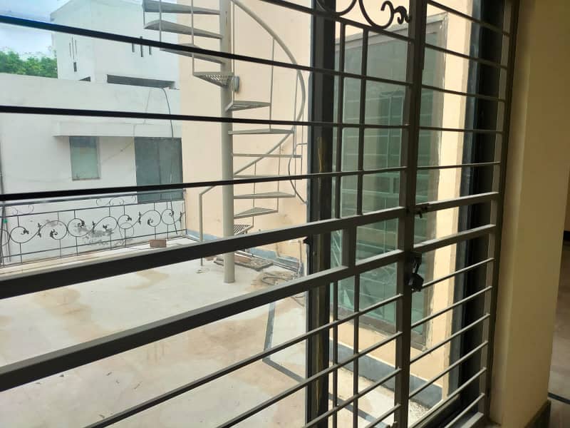 1 Kanal FULL Basement Owner Build OLD House For Sale DHA Phase 3 8