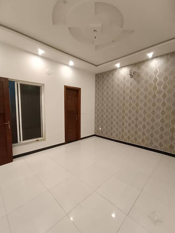 Eden Valley Society Boundary Wall Canal Road Faisalabad VIP Location 6 Marla Double Storey New Luxury House For Rent 15