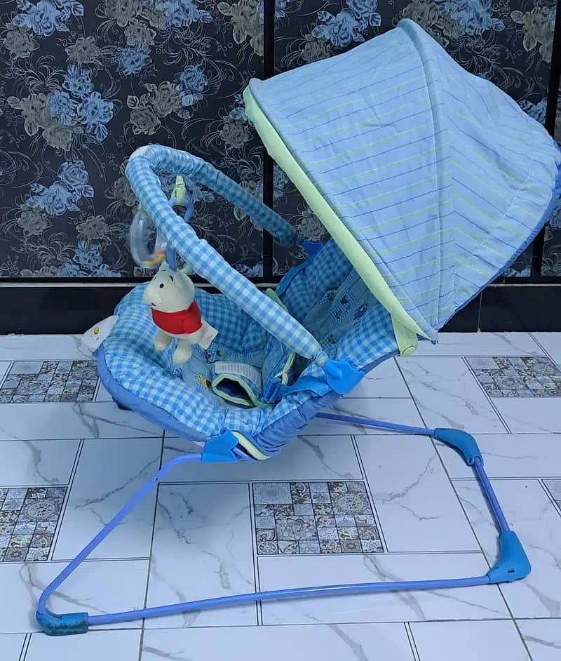 Kid blue carry cot battery operated 2