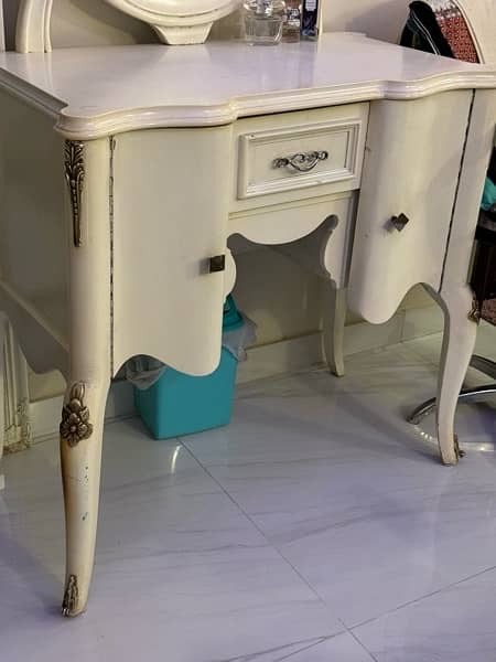 wooden dressing table 0