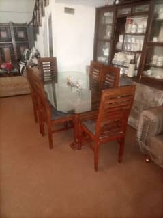 Dining table 6 seater,beautiful and almost new