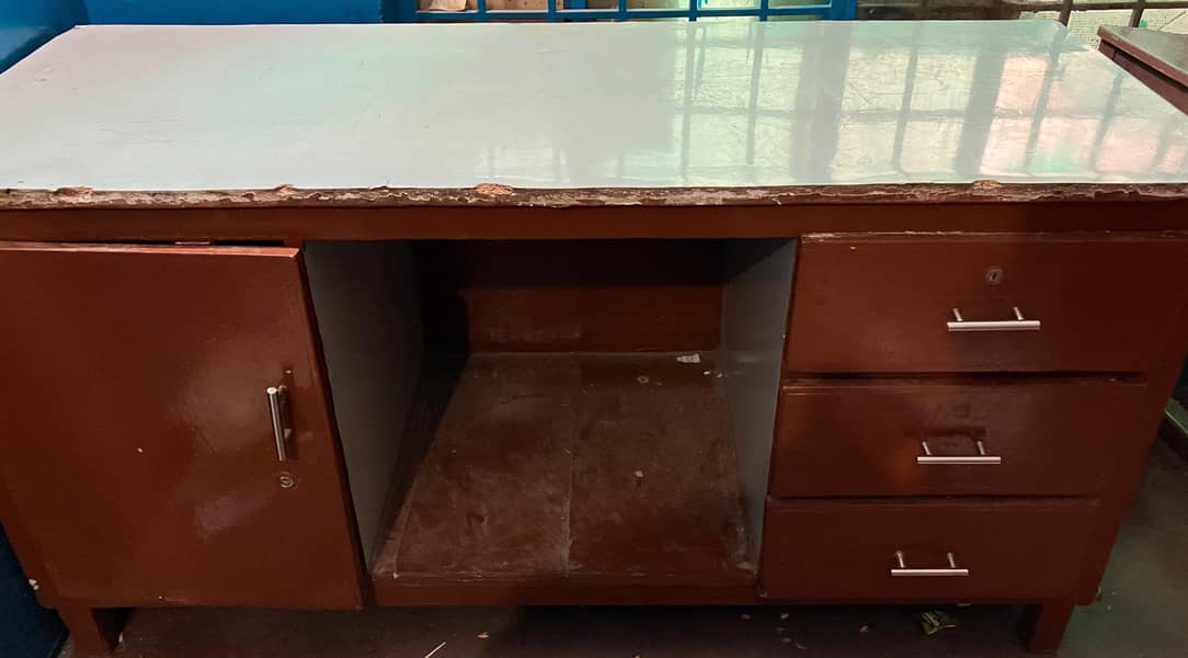 Counter 2*5 is for sale. Heavy wooden frame having 50kg weight. 1