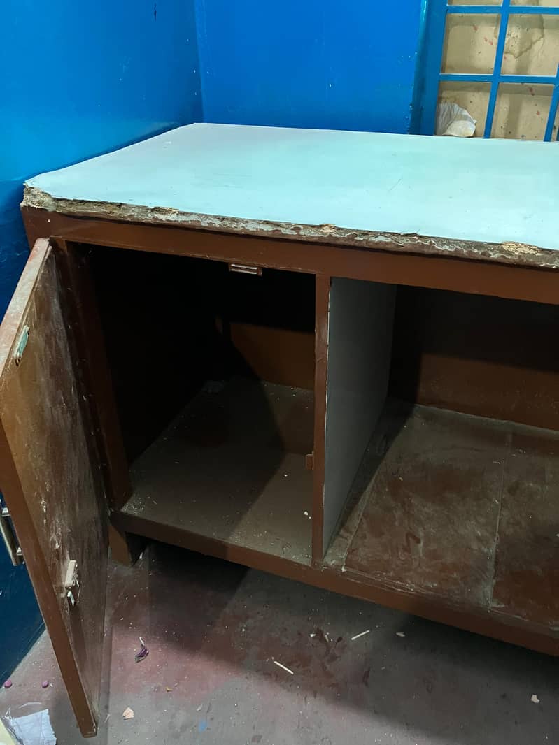 Counter 2*5 is for sale. Heavy wooden frame having 50kg weight. 2