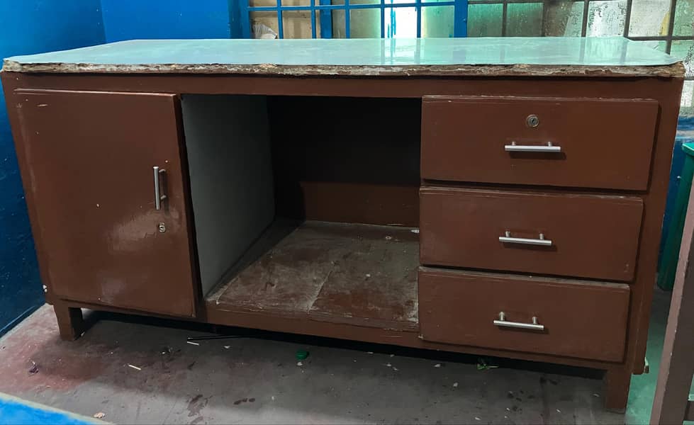 Counter 2*5 is for sale. Heavy wooden frame having 50kg weight. 5