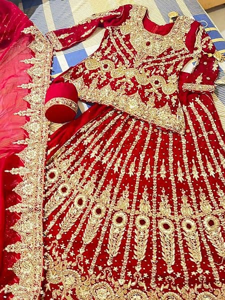 bridal lehhga urgent sale krna buy 2 month condition new medium size 2