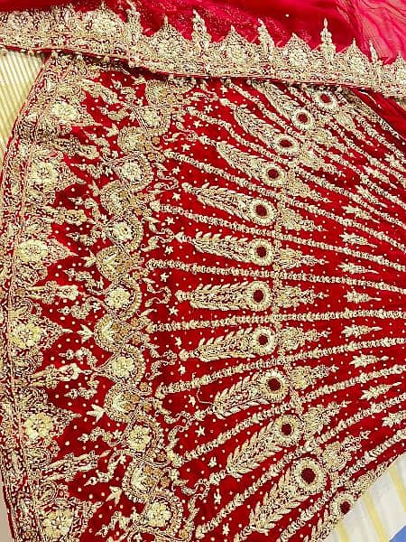 bridal lehhga urgent sale krna buy 2 month condition new medium size 3