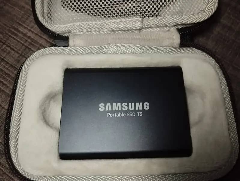 Samsung T5 SSD - 1 TB 0